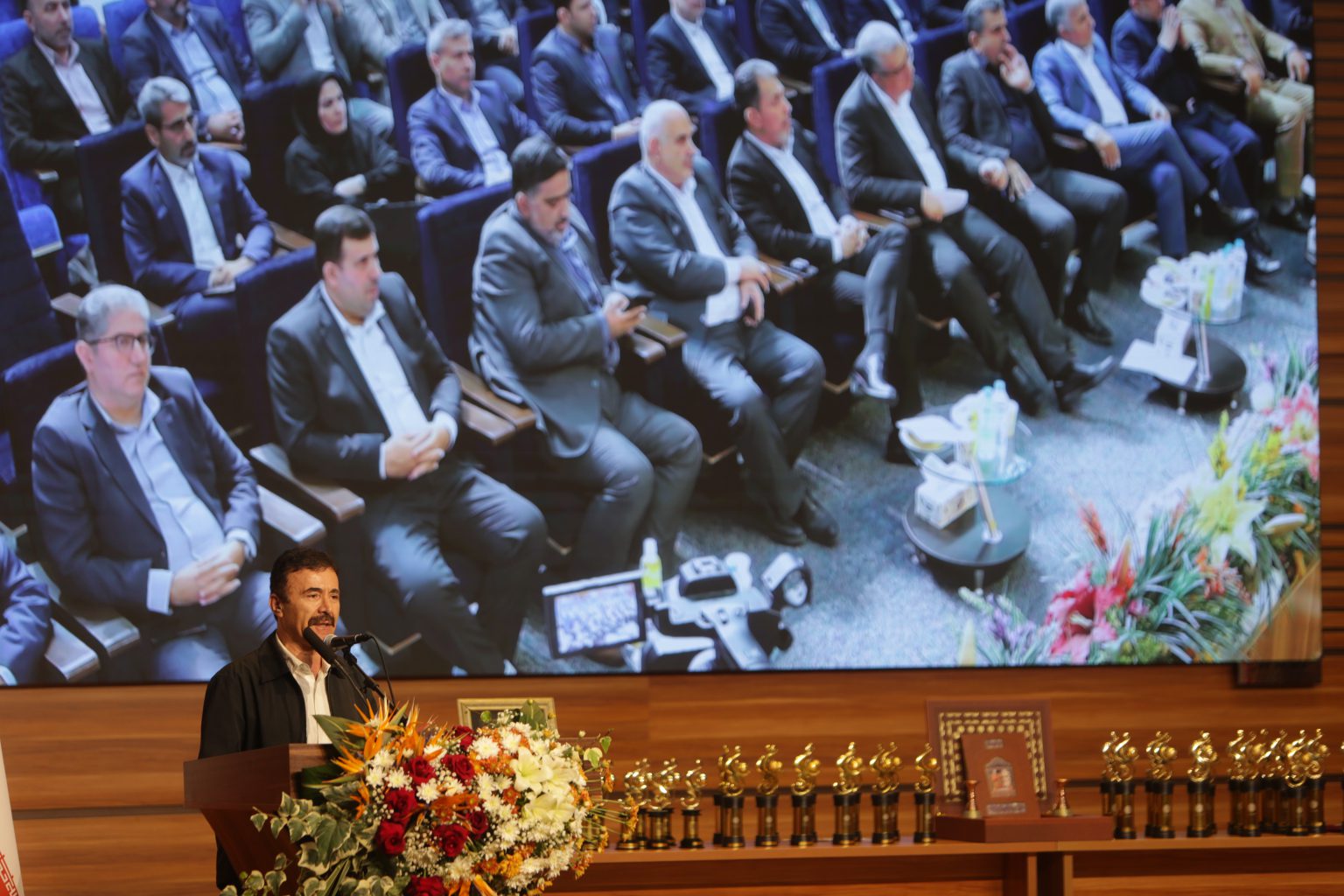 انتقاد صادرکننده برتر از موانع پیش روی تولید و صادرات