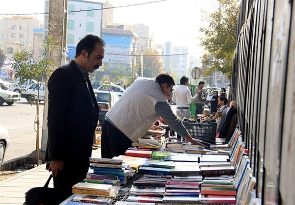 کشف 4 هزار کتاب قاچاق از بساط 11 دستفروش