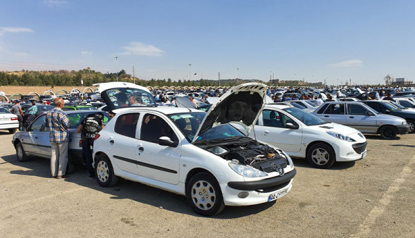 خودرو در بازار 15 درصد کاهش یافته است