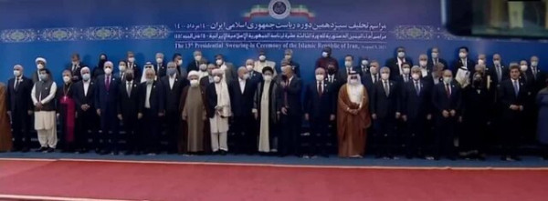 مهمانان مراسم تحلیف با رئیسی عکس یادگاری گرفتند