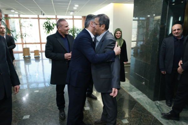 همتی با استقبال فرزین وارد بانک مرکزی شد 3