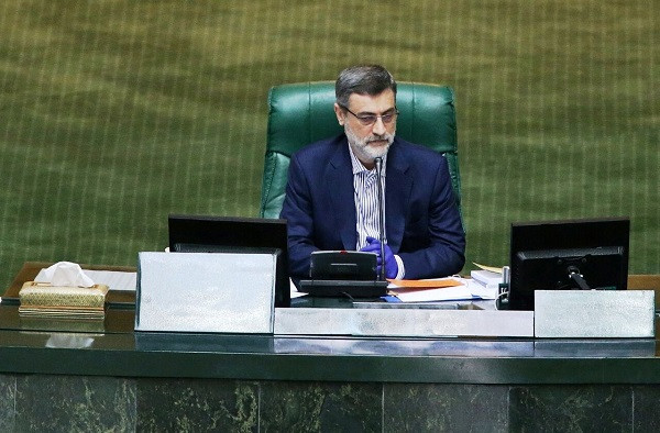 عده‌ای در تلاشند تا مجلس را از مسیر درست خارج کنند