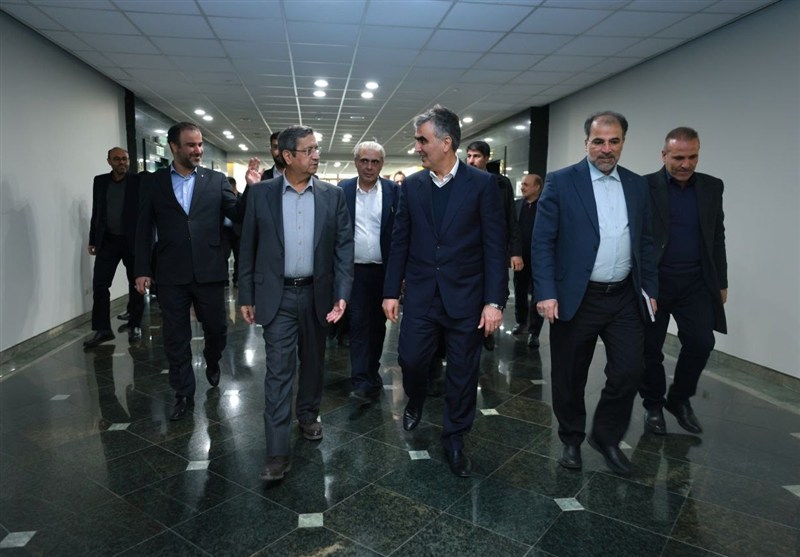 همتی با استقبال فرزین وارد بانک مرکزی شد