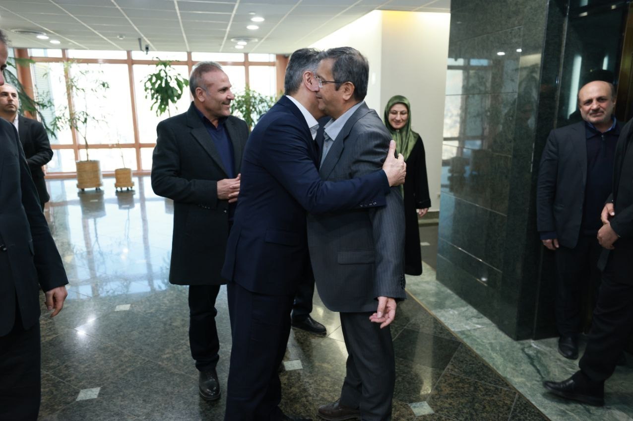 همتی با استقبال فرزین وارد بانک مرکزی شد