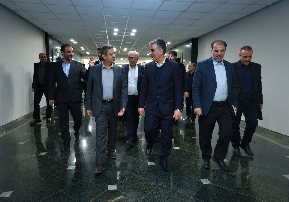 همتی با استقبال فرزین وارد بانک مرکزی شد
