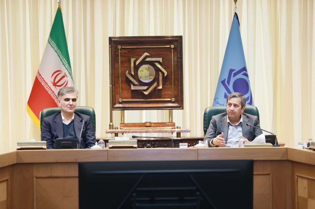 همتی با استقبال فرزین وارد بانک مرکزی شد