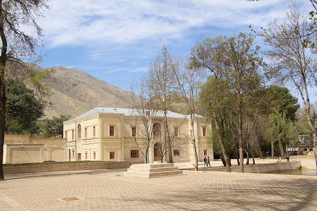 آشنایی با باغ گلستان در مجاورت قلعه تاریخی فلک‌الافلاک 