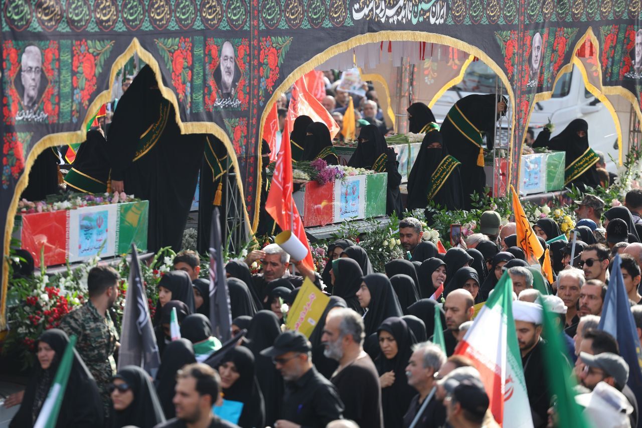 مراسم پرشکوه تشییع جمعی از شهدای اقتدار+عکس