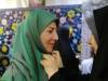 دخترانی که کنار ضریح امام رضا (ع) روسری سر می‌کنند