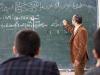 معلمی که با کمک‌های مالی دانش‌آموزان را از ترک تحصیل نجات می‌دهد