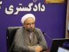 دادگاه علنی مقام قضایی را در یک اتاق شیشه‌ای قرار داده است