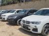 کشف ۱۴ خودروی BMW قاچاق در یک ساختمان مسکونی در غرب تهران