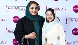 ژست عجیب نرگس محمدی و الناز حبیبی در یک رستوران!