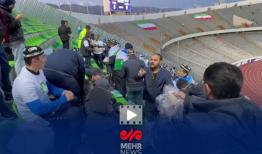 جلب توجه تماشاگران ازبکستانی هنگام توزیع افطاری در استادیوم آزادی