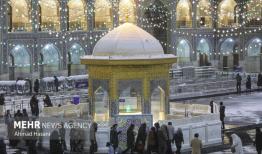 قابی تماشایی از اولین بارش برف امسال در حرم مطهر رضوی