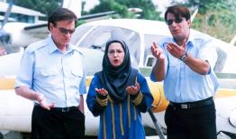 ژست و استایل جذابِ خانم بازیگر «کمربندها را ببندیم» در یک کافی‌شاپ