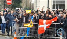  مسلمانان انگلیس پرچم دانمارک را آتش زدند+فیلم