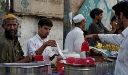 رمضان در پاکستان؛ از آذین‌بندی خیابان‌ها تا اطعام روزه‌داران نیازمند