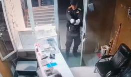 توضیح یک مقام قضایی درباره فیلم سرقت از طلافروشی با لباس پلیس/ سارق دستگیر شده است