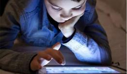 نشانه‌ها و پیامدهای اعتیاد کودکان به فضای مجازی