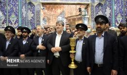 گل‌آرایی ضریح حرم حضرت معصومه(س) توسط خادمان