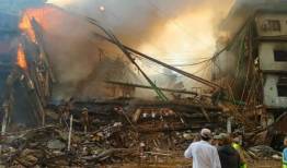 ۲۵ کشته و زخمی در آتش‌سوزی یک مرکز خرید در کراچی
