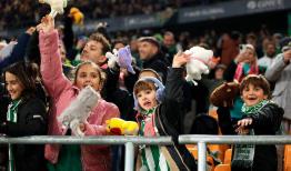 زمین فوتبال زیر باران عروسک‌ها در آستانه کریسمس