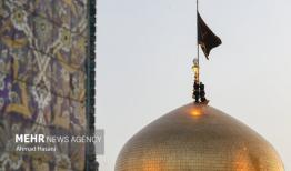 تعویض پرچم حرم مطهر امام رضا(ع) همزمان با ایام فاطمیه