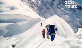 انتقال پیکر بانوی کوهنورد از قله دماوند+فیلم