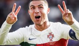 زانو زدن مسی مقابل رونالدو در کتاب گینس+عکس