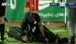 تصویربردار دربی قربانی پرتاب سنگ و بطری تماشاگران!