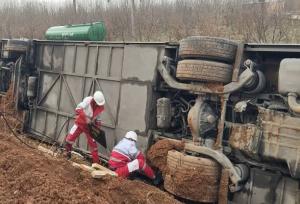 آمار فوتی های واژگونی اتوبوس دانش آموزان دختر کرمانی به ۶ نفر رسید