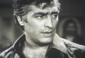 فردین در مغازه‌ فرش فروشی‌اش همراهِ پسرش و رضا صفایی‌پور