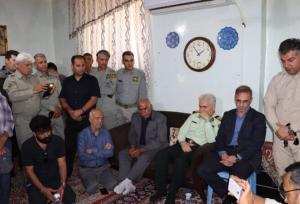 دیدار فرمانده یگان سازمان حفاظت محیط زیست با خانواده شهید محیط‌بان