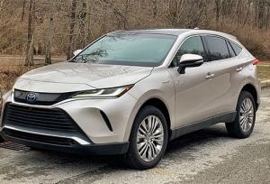 بررسی امکانات رفاهی و ایمنی در تویوتا ونزا لاکچری؛ آسایش کامل برای خانواده‌ها