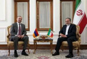 دیدار دبیر شورای امنیت ملی ارمنستان با عراقچی