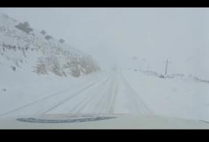 بارش سنگین برف وکولاک باعث مسدود شدن محور قهرود به کامو شد