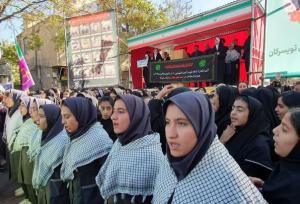 همخوانی سرود ای ایران توسط دانش آموزان خراسان جنوبی