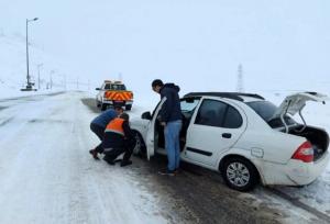 آماده باش آذربایجان غربی در پی بارش برف؛ جاده ها مه آلو و لغزنده هستند