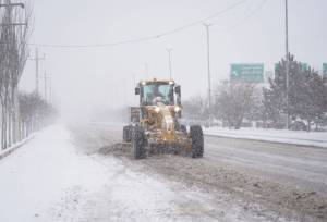تداوم برف‌روبی محورهای کوهستانی شهرستان روانسر