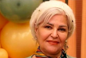 چهره جوانِ اکرم محمدی در جشن تولد منوچهر نوذری سال ۱۳۷۳