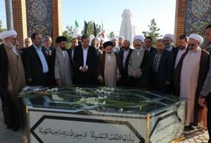 حضور آیت الله اعرافی در مزار مرحوم«حجت الاسلام حسنی»