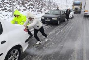 برف و کولاک در برخی گردنه‌های برفگیر استان سمنان