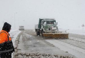 امدادرسانی به خودروی گرفتار در برف در محور گرمابدشت به لشکان رودسر