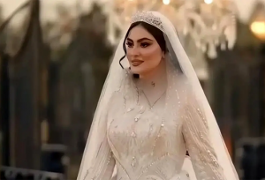 قاب صمیمی از مریم مومن کنار علی انصاریان و مادرش