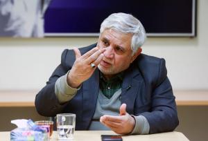 پاک آئین: نباید روابط با شرق و غرب را به دوقطبی تبدیل کرد