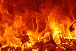 نجات جان دو نفر توسط پلیس فاریاب از میان شعله‌های آتش؛ مصدومیت ۲ مامور