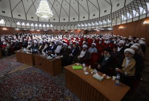 ۱۸۵ استاد سطوح عالی و خارج حوزه علمیه قم زبان‌دان هستند