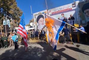 آتش زدن پرچم اسراییل و آمریکا در سنندج