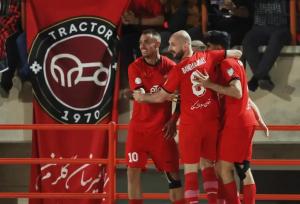 ناگهان یک جام به لوگوی تراکتور چسبید!